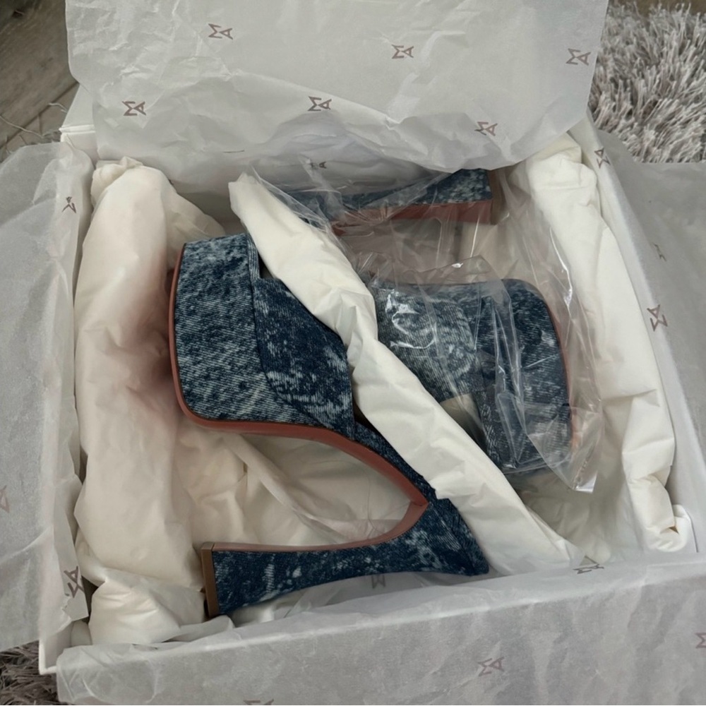 Amina Muaddi denim Dalida sandal size
39 BNIB
